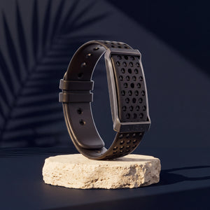 Pulsera AURA sobre piedra travertino