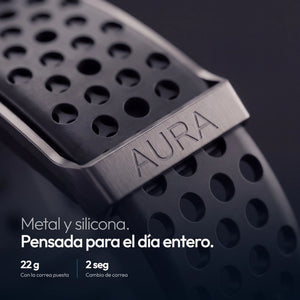 Detalle del marco de metal con el grabado AURA